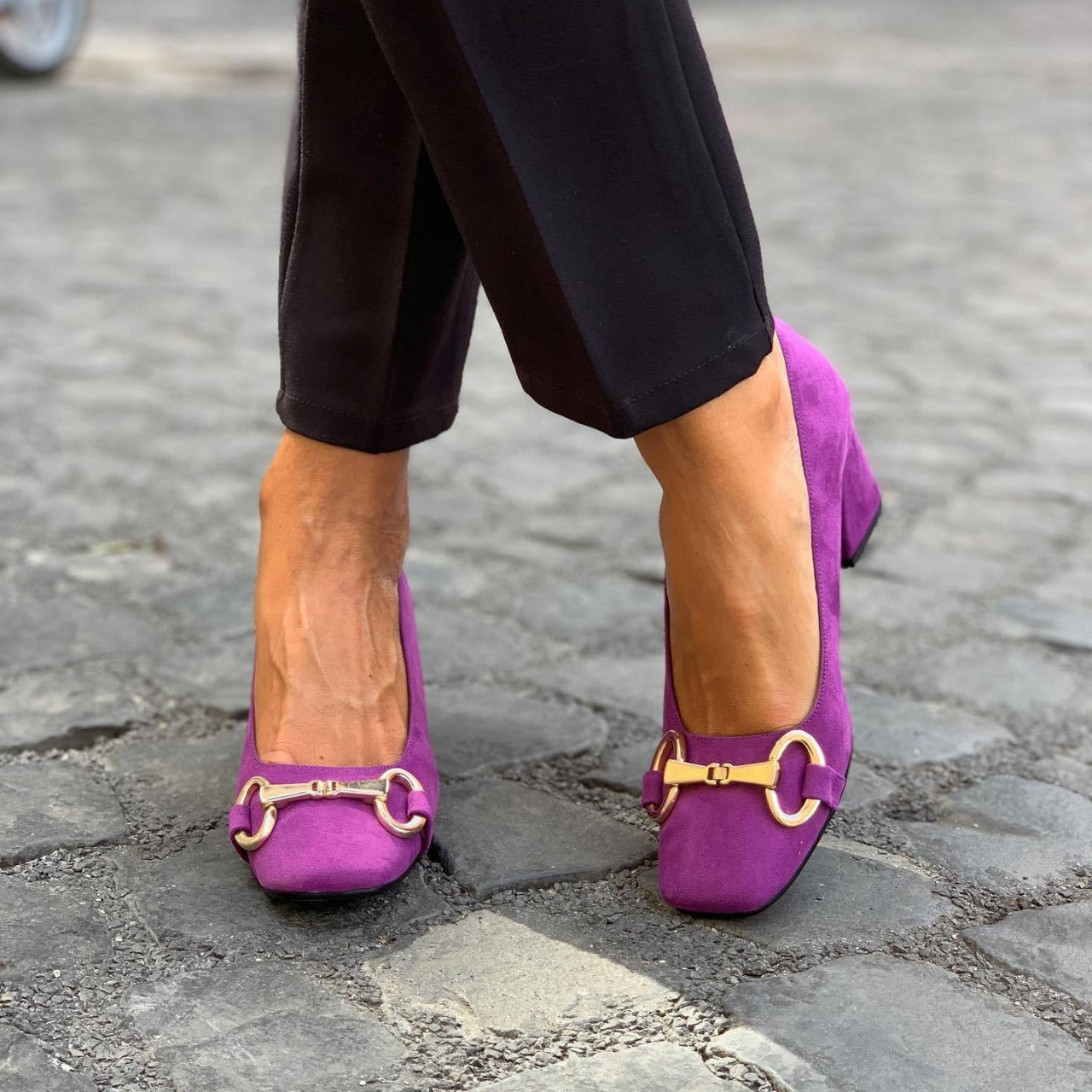 ELEGANTA PUMPS MED GULDDETALJ