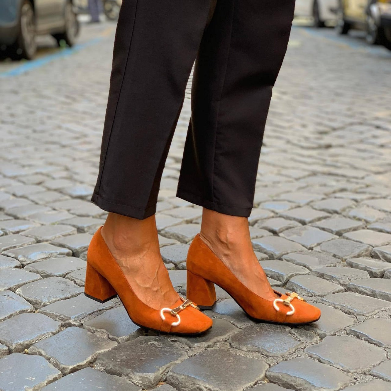 ELEGANTA PUMPS MED GULDDETALJ